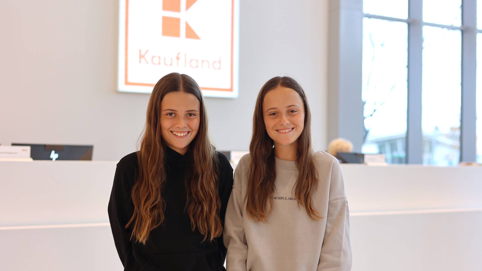 Zwei Schülerpraktikantinnen stehen im Eingangsbereich von Kaufland Deutschland.